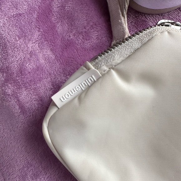 Lululemon- Everywhere Belt Bag - white opal/ raw linen / white! - Picture 10 of 13